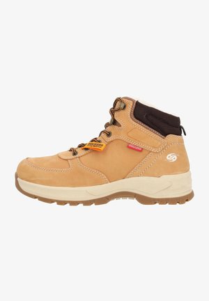 Scarpa da hiking marrone realizzata in pelle e mesh, con colletto imbottito, dettagli in marrone, suola in gomma e chiusura con lacci.