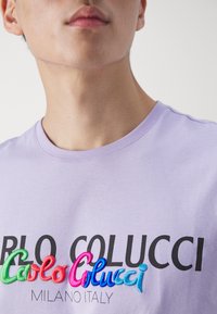 Carlo Colucci PRIDE UNISEX - Apdrukāts T-krekls - lilac