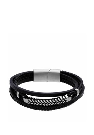 Schwarzes, mehrlagiges Lederarmband mit geflochtenen und flachen Abschnitten, silbernem Magnetverschluss und silberner, dekorativer Kettenakzent.