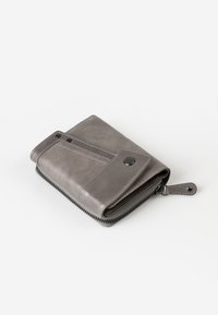 Portafoglio in pelle grigia con chiusura a zip giro, contraddistinto da cuciture a contrasto, una patta frontale e due bottoni a pressione. Texture liscia, design compatto.