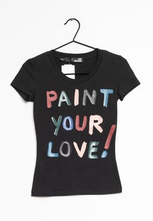 Sort t-shirt i bomuld med flerfarvet tekst i penselstrøgstil, der lyder "MAL DIN KÆRLIGHED!". Kortærmet og med rund hals.