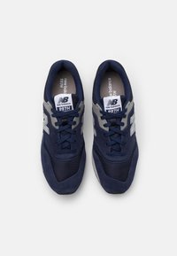 Sneakers New Balance 997H in blu e grigio con tomaia in mesh e camoscio, colletto imbottito e lacci piatti. Presentano un grande logo 'N' sui lati.