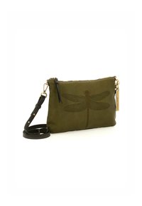 Clutch in pelle verde oliva con stampa di libellula, accessori in oro, chiusura a zip e tracolla scura rimovibile. Texture liscia, forma rettangolare.