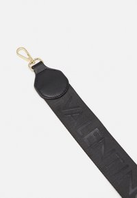 Spallina in tessuto nero con logo "VALENTINO" impresso, accentuata da una chiusura in metallo dorato e attacco in pelle. Design resistente ed elegante.