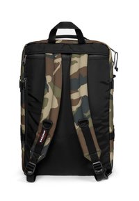 Mochila de camuflaje con correas ajustables y acolchadas, un asa superior resistente y una combinación de colores verde oscuro, verde claro, marrón y negro.