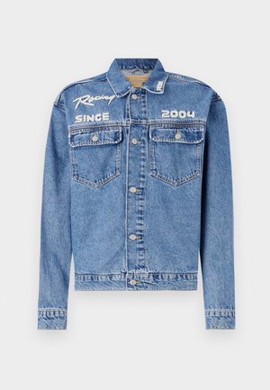 Jeansjacka, ljusblå, klassisk passform, knappstängning. Har två bröstfickor och broderad text "Racing Since 2004" i vitt.