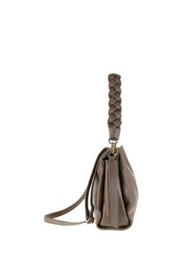 Borsa in pelle taupe con manico intrecciato e tracolla regolabile, vista di lato su sfondo bianco.