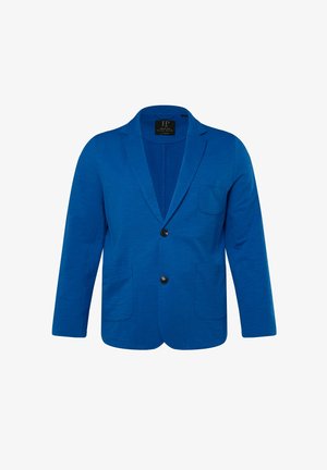 Blazer azul hecho de una tela suave con solapa muesca, dos bolsillos frontales y cierre de un botón. Presenta un pequeño bolsillo en el pecho.
