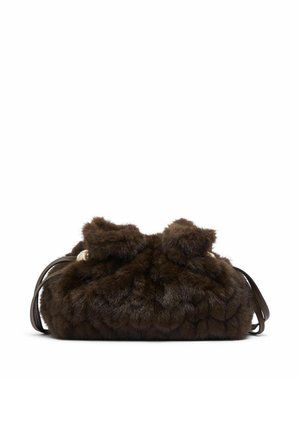 Sac à main en fourrure marron foncé et douce avec le haut froncé et des poignées fines et sombres, posé à plat sur un fond blanc.