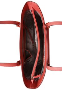 Rød syntetisk håndtaske med to håndtag, lynlåslommer indeni og en glat overflade. Indvendigt har den et mønstret for.