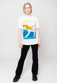 Paradiso Clothing QUEEN FREDDIE TRIANGLE - Print T-shirt - white