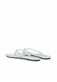 Sølv flip-flops med tynne stropper, med en flat såle og teksturert svart underside. Glatt overflate med minimalistisk design.