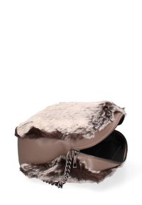 Borsa in pelle marrone con parte superiore in finta pelliccia testurizzata, dettagli in catena e chiusura con zip. Forma arrotondata con cuciture accentuate.