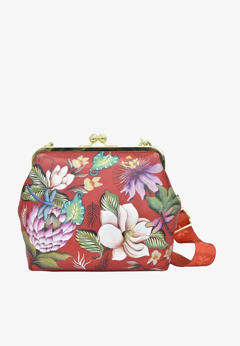 Rode handtas met een sluiting, versierd met kleurrijke bloemen- en bladmotieven. Het bevat een afneembare rode schouderband voor crossbody gebruik.