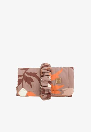 Opgevouwen stoffen etui met bruin, oranje en crèmekleurig bloemenpatroon, bevestigd met een geplooid elastiek en een klein gouden vierkant embleem.