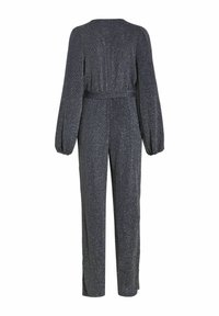 Žvilgančios tamsiai pilkos spalvos kombinezonas su ilgomis pūstomis rankovėmis, siaurintu liemeniu ir plačiomis kelnėmis, pagamintas iš tekstūruotos, žvilgančios medžiagos.