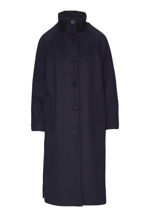 Marineblauer Wollmantel mit geripptem hohem Kragen, sieben schwarzen Knöpfen, langen Ärmeln und seitlichen Taschen, mit gerader Schnittführung und knielangem Design.