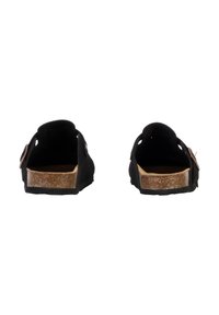 Sandali neri in suede senza schienale con una soletta in sughero e suola liscia, caratterizzati da un design a ritaglio e una fibbia decorativa sul lato.