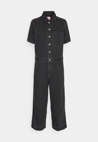 Svart denimoverall med korta ärmar, knäppning framtill, en bröstficka och vid ben-design. Hållbart material med en slät textur.