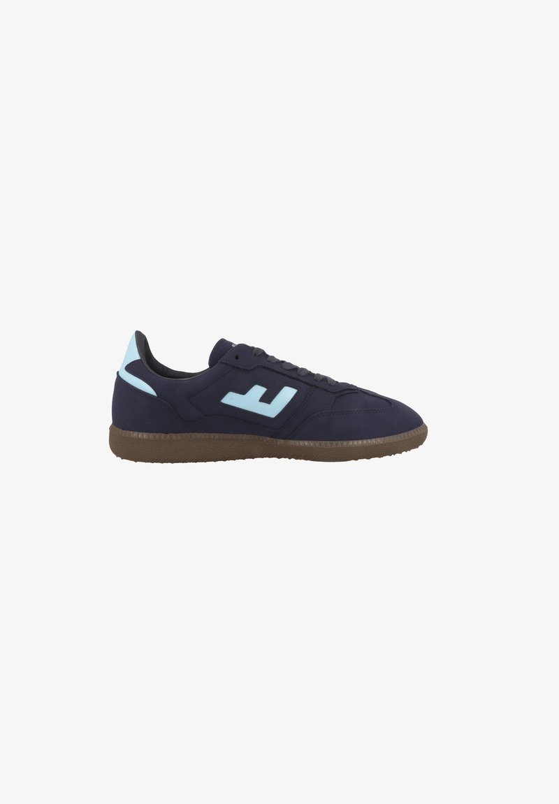 Marineblauw sportshoe met een gestructureerde bovenkant en een lichtblauw logo. Beschikt over een rubberen zool met een bruine tint en een klassieke vetersluiting.