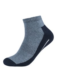 Calcetín de tobillo gris y azul marino con un puño acanalado, puntera y talón reforzados, y una textura suave. Presenta un acento en contraste en el lateral.