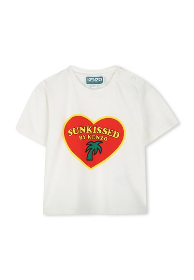 Witte t-shirt met korte mouwen, voorzien van een groot rood hart met gele rand, de tekst "SUNKISSED BY KENZO" en een groen palm boom ontwerp.