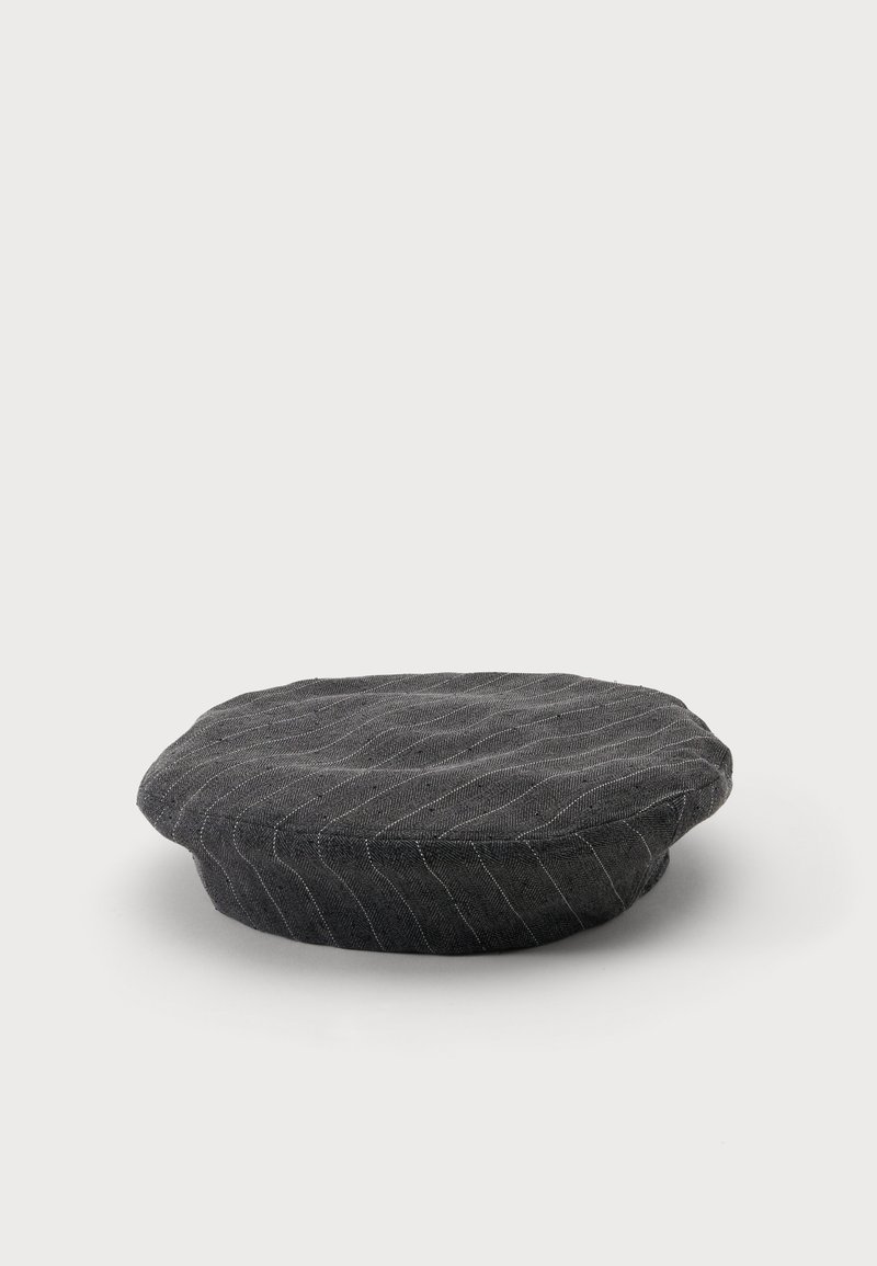 Casquette plate gris foncé à fines rayures, forme douce et arrondie, présentée sur fond blanc.