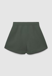 Shorts da donna a vita alta verde scuro con una cintura ampia e una leggera svasatura, su uno sfondo chiaro e semplice.