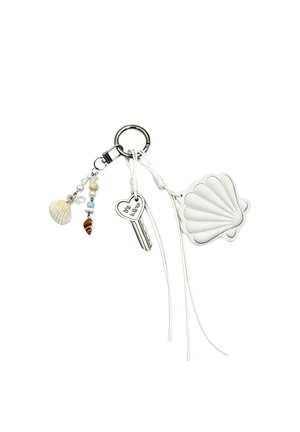 Portachiavi con un ciondolo a forma di conchiglia bianca, una chiave d'argento con incisione "It's Mine" e conchiglie e perline appese a un anello metallico.