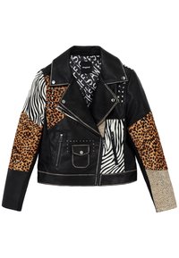 Giacca da motociclista in pelle nera con pannelli di stampa animale mista, inclusi motivi leopardati e zebra. Presenta borchiette, cerniere e una tasca.