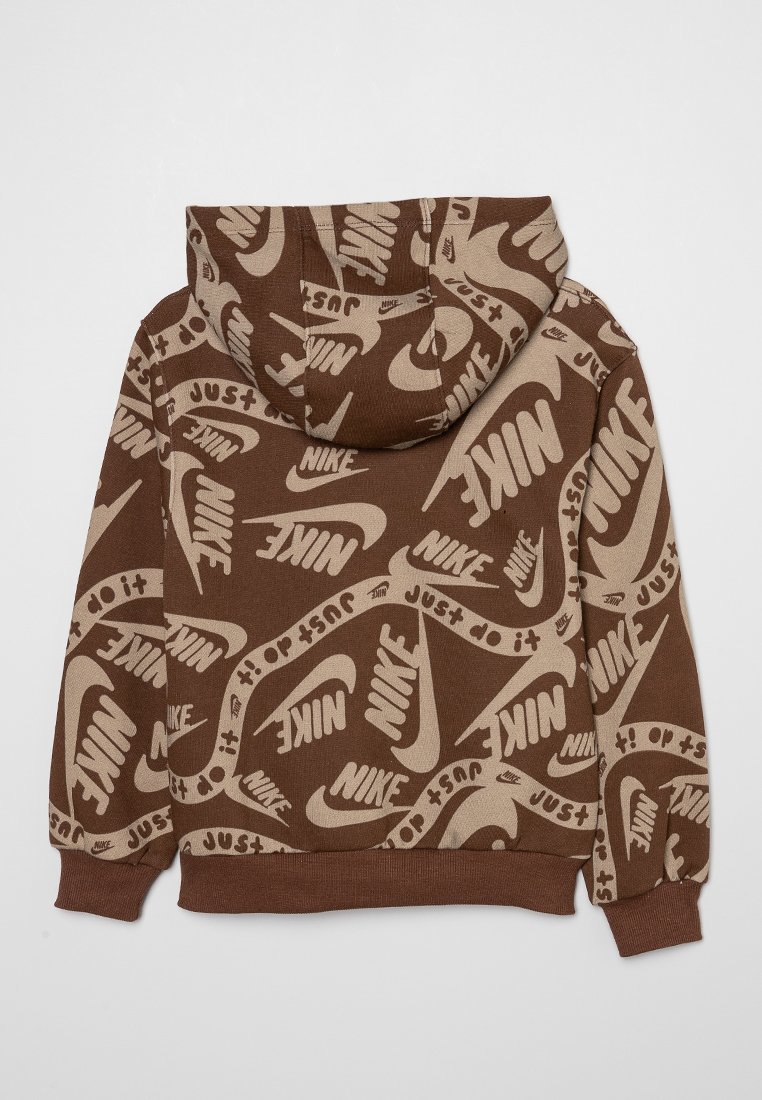 Hoodie marron avec un motif répété de logo et slogan beige de Nike. Il dispose d'une poche kangourou à l'avant et d'une capuche avec cordon de serrage.