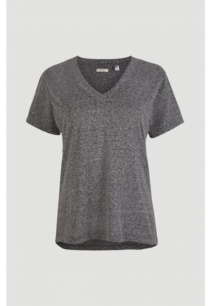 Szary t-shirt z krótkim rękawem i dekoltem w serek, wykonany z miękkiego, teksturowanego materiału. Posiada luźny krój oraz lekko zaokrąglony dół.