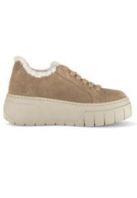 Beige Wildledersneaker mit Plattformsohle, weißem Kunstfellfutter und flachen Schnürsenkeln. Texturiertes Gummiprofil mit vertikalen Rillen.