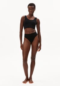 Crop top noir sans coutures et bas de bikini taille haute. Tissu doux, design minimaliste, silhouette ajustée. Aucun motif ou accent visible.