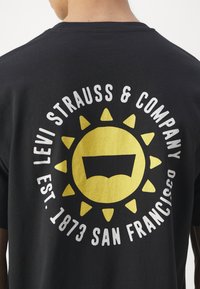 Levi's® VINTAGE FIT GRAPHIC - Apdrukāts T-krekls - caviar