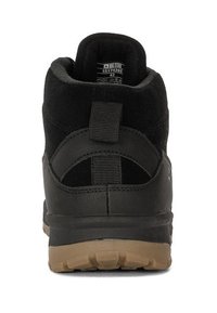 Stivaletto alla caviglia in suede e pelle nera con superficie texturizzata, dotato di tacco rinforzato, linguetta e suola in gomma marrone.