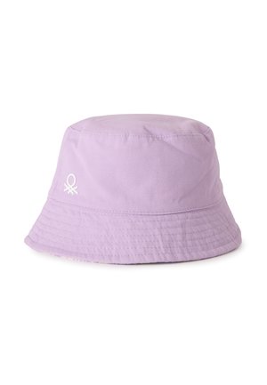 Lawendowy kapelusz z wszywanym rondem i małym białym logo z boku, przedstawiony na białym tle.