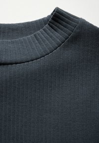 Ribbelig donkergrijs stof in close-up, met een getextureerde, ronde halslijn. Het materiaal lijkt zacht met verticale lijnen.
