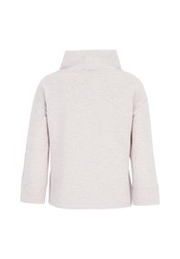 Hellrosa gestreifter Pullover mit Kragen, Dreiviertelärmeln und umgeschlagenen Manschetten. Die Stofftextur wirkt weich und lässig.