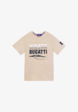 T-shirt beige a manica corta con testo stratificato nero e bianco "BUGATTI" e silhouette di un'auto sportiva nera sotto il testo.
