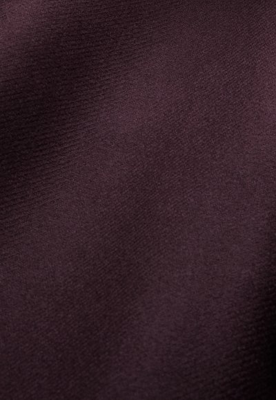 Tessuto testurizzato in un profondo colore prugna, caratterizzato da una superficie liscia e una leggera lucentezza, adatto per diverse applicazioni tessili.