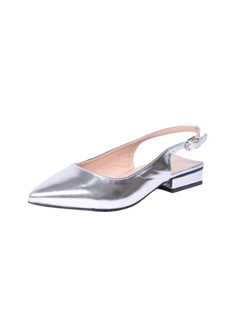 Scarpe flat slingback metalliche argento con punte appuntite, design minimalista e un piccolo tacco a blocco. Presentano una fibbia laterale per una vestibilità sicura.