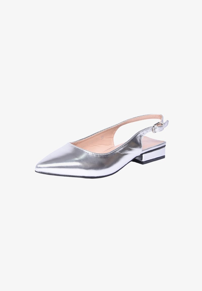 Scarpe flat slingback metalliche argento con punte appuntite, design minimalista e un piccolo tacco a blocco. Presentano una fibbia laterale per una vestibilità sicura.