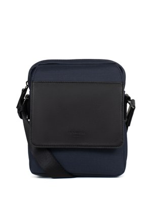 Compatta borsa a tracolla in tessuto blu navy con patta anteriore in pelle nera e tracolla regolabile, sul davanti è impresso il nome del marchio.
