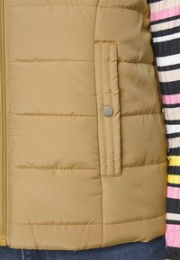 Vero Moda Petite VMSIMONE SHORT WAISTCOAT - Colete - tigers eye