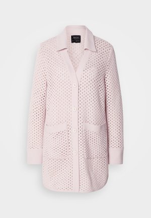 Gilet rose clair en tissu texturé, avec un col en V, des boutons à l'avant, deux poches et des manches longues avec des poignets côtelés.