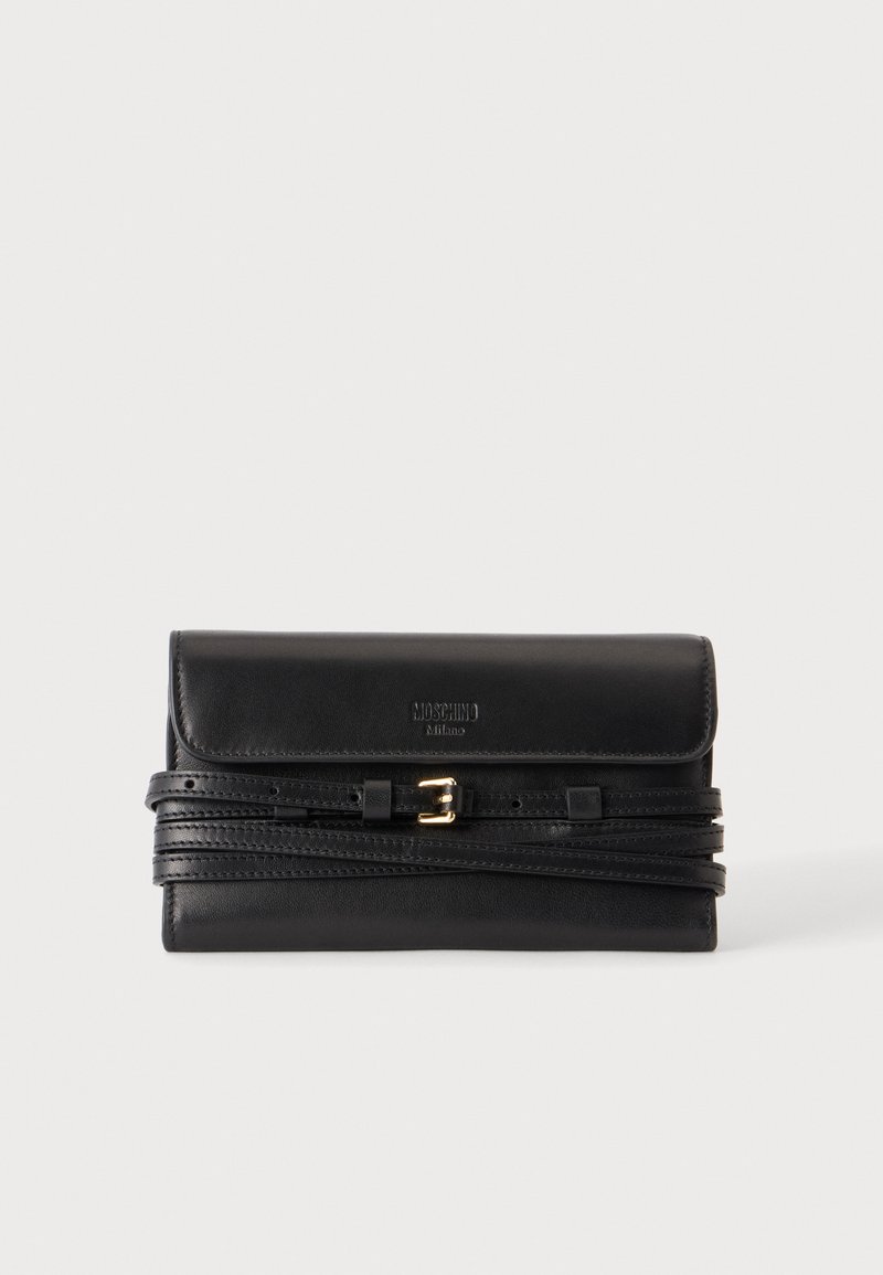 Μαύρο δερμάτινο clutch Moschino Milano με τυλιγμένες λεπτές ζώνες και λεπτομέρεια χρυσής αγκράφας σε απλό φόντο.