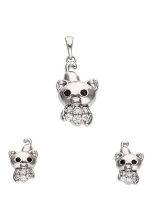 Ezüst disznóalakú ékszerszett fekete szemekkel és kristálykövekkel a pofán, egy medállal és két hozzáillő fülbevalóval.