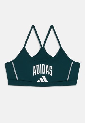 Mørkegrønn atletisk sports-BH med kryssede stropper, hvit "ADIDAS"-logo, strømlinjeformet design og kontrasterende grå sømdetaljer.