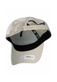 Hellbeige Trucker-Cap mit Netzpaneelen, schwarzem Innenband und gebogenem Visier. Etikett angebracht, mit Produktdetails und Barcode.